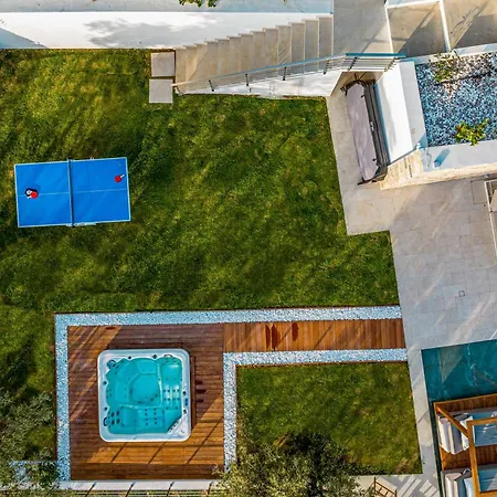 Aurora Thesan * Marathiás